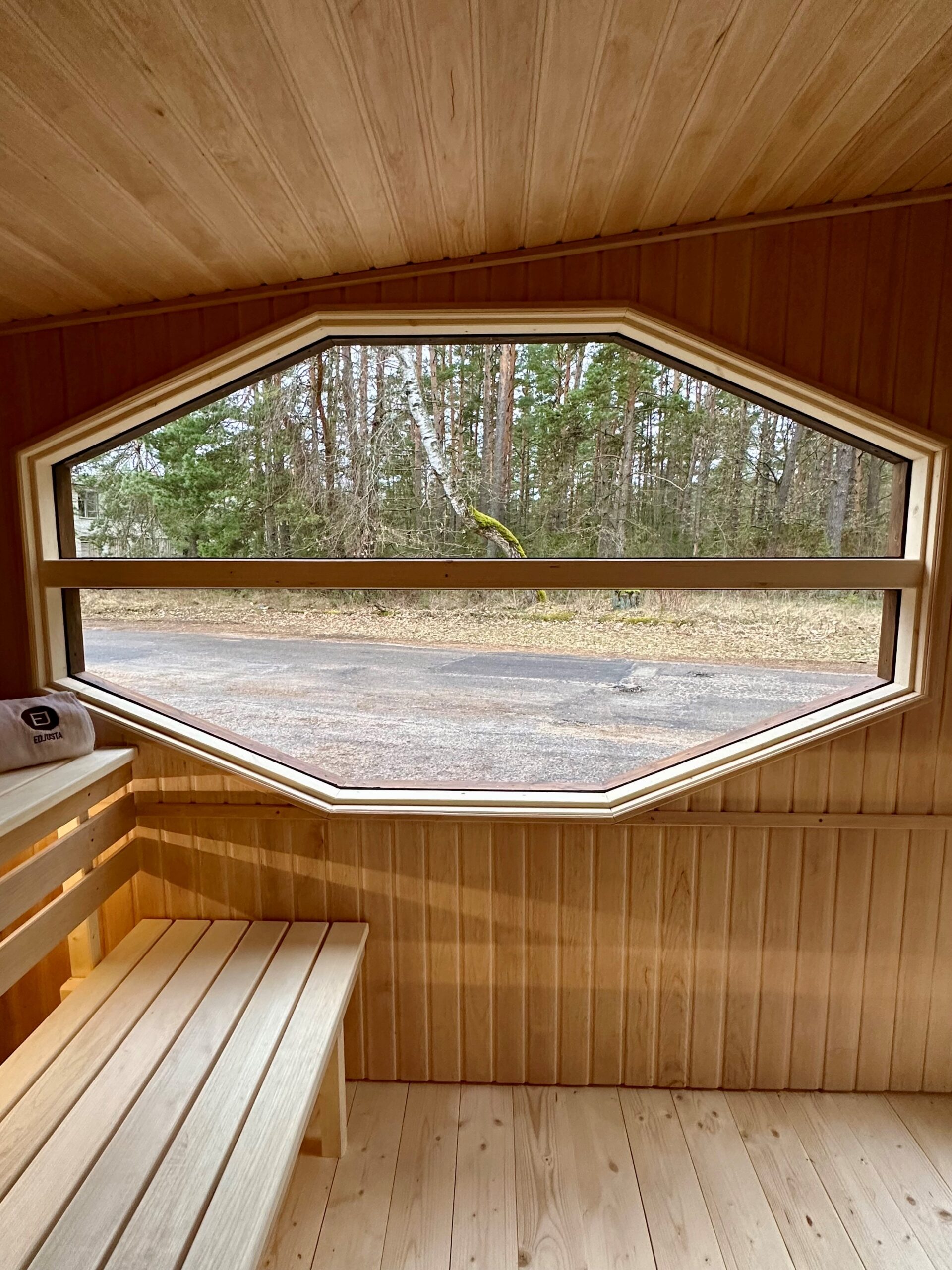 Moderno Saunaraum mit Sechseckfenster